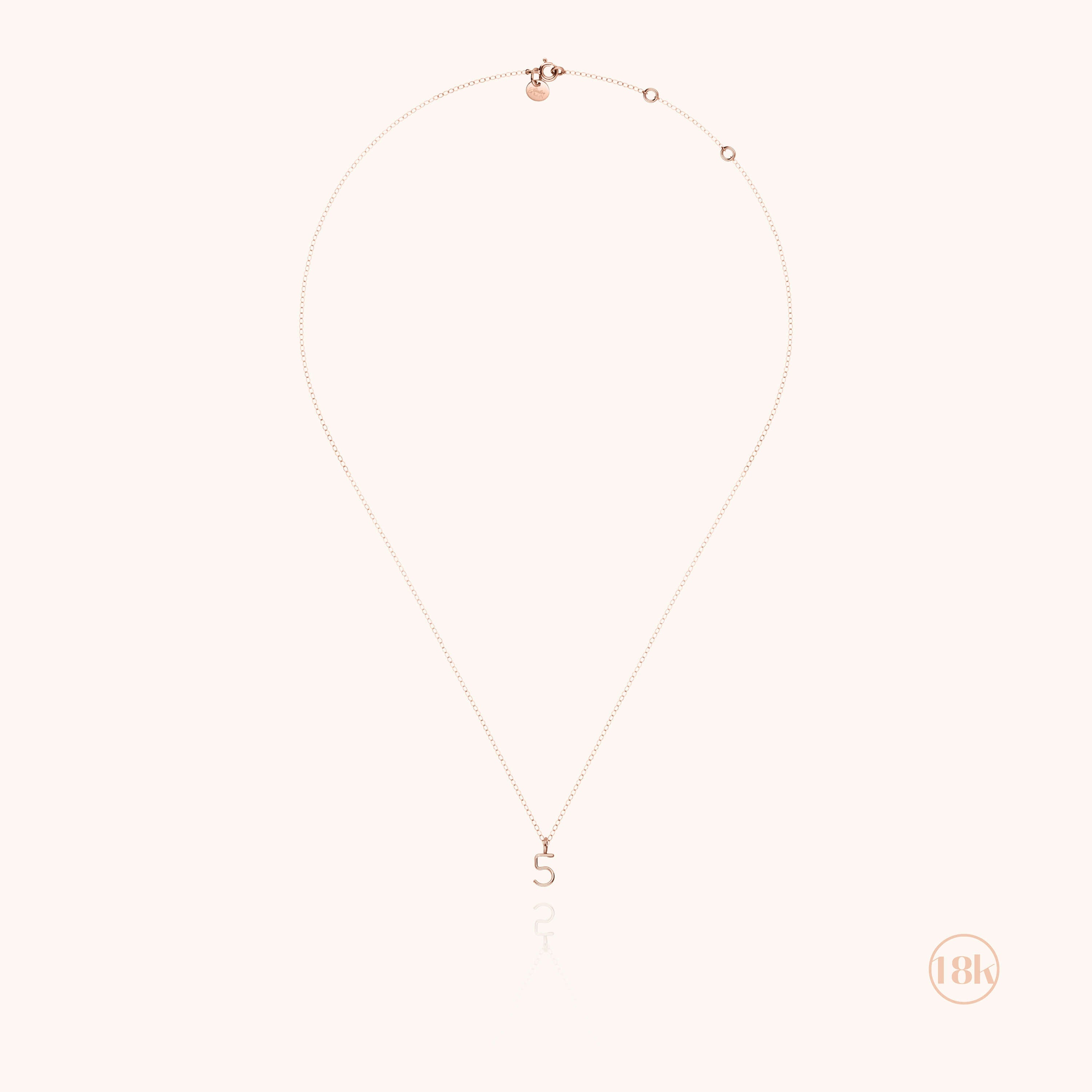 Collier Numéro — détail façonnage à la main, or rose 18K