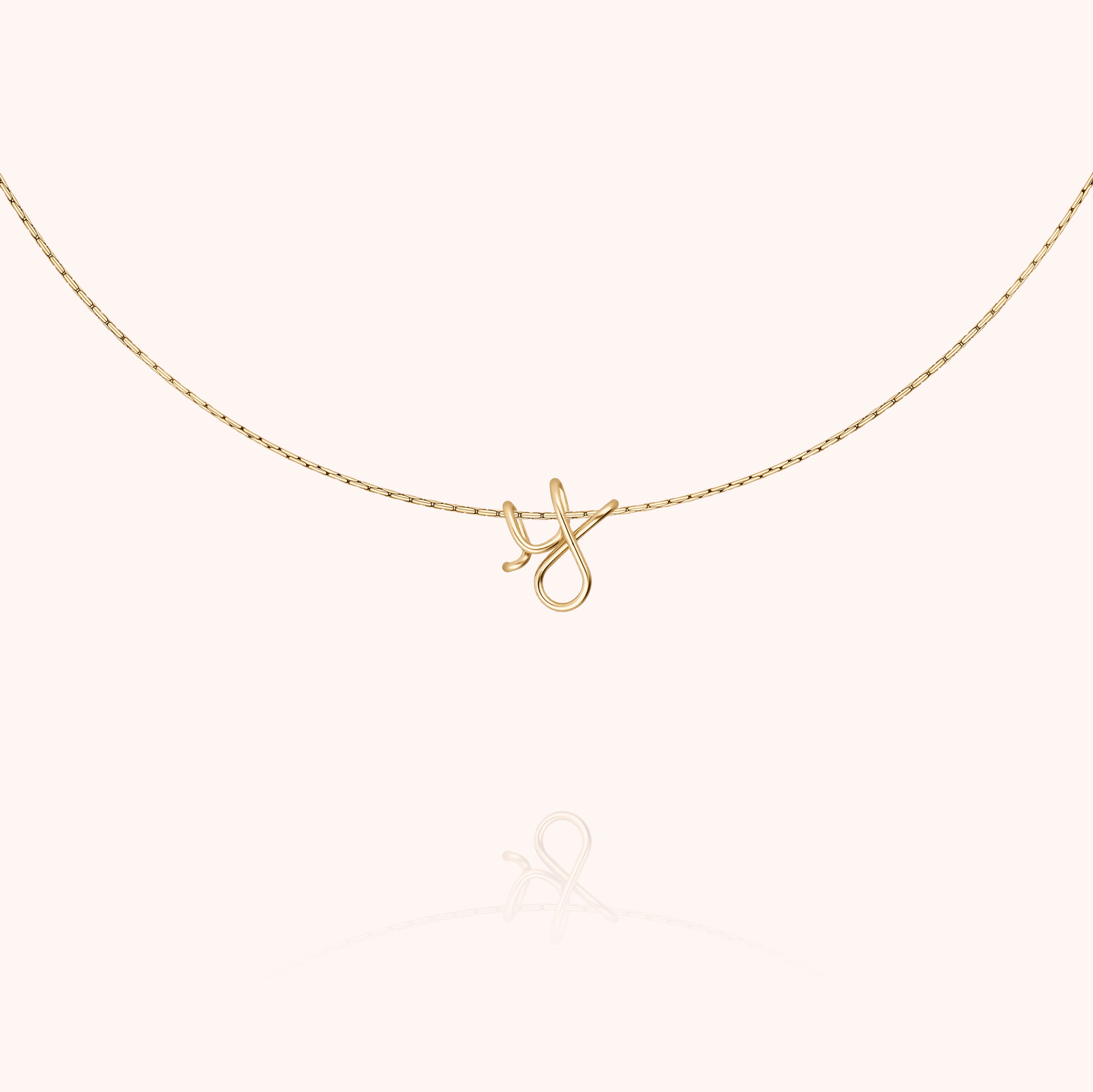 Collier Original Initiale porté au cou — qualité artisanale garantie