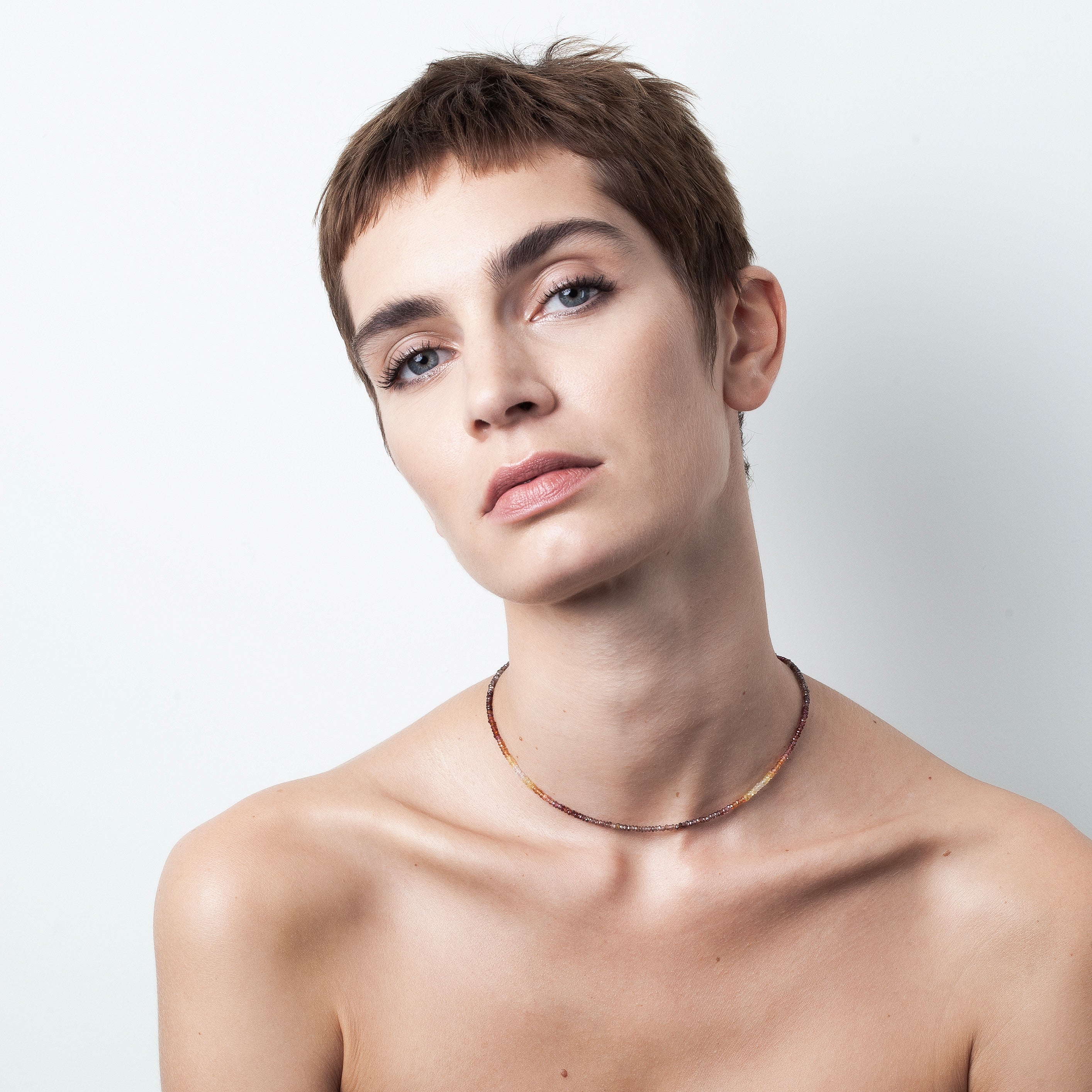 Collier Ras de Cou Rivière - saphir fauve porté au cou — livraison express sécurisée