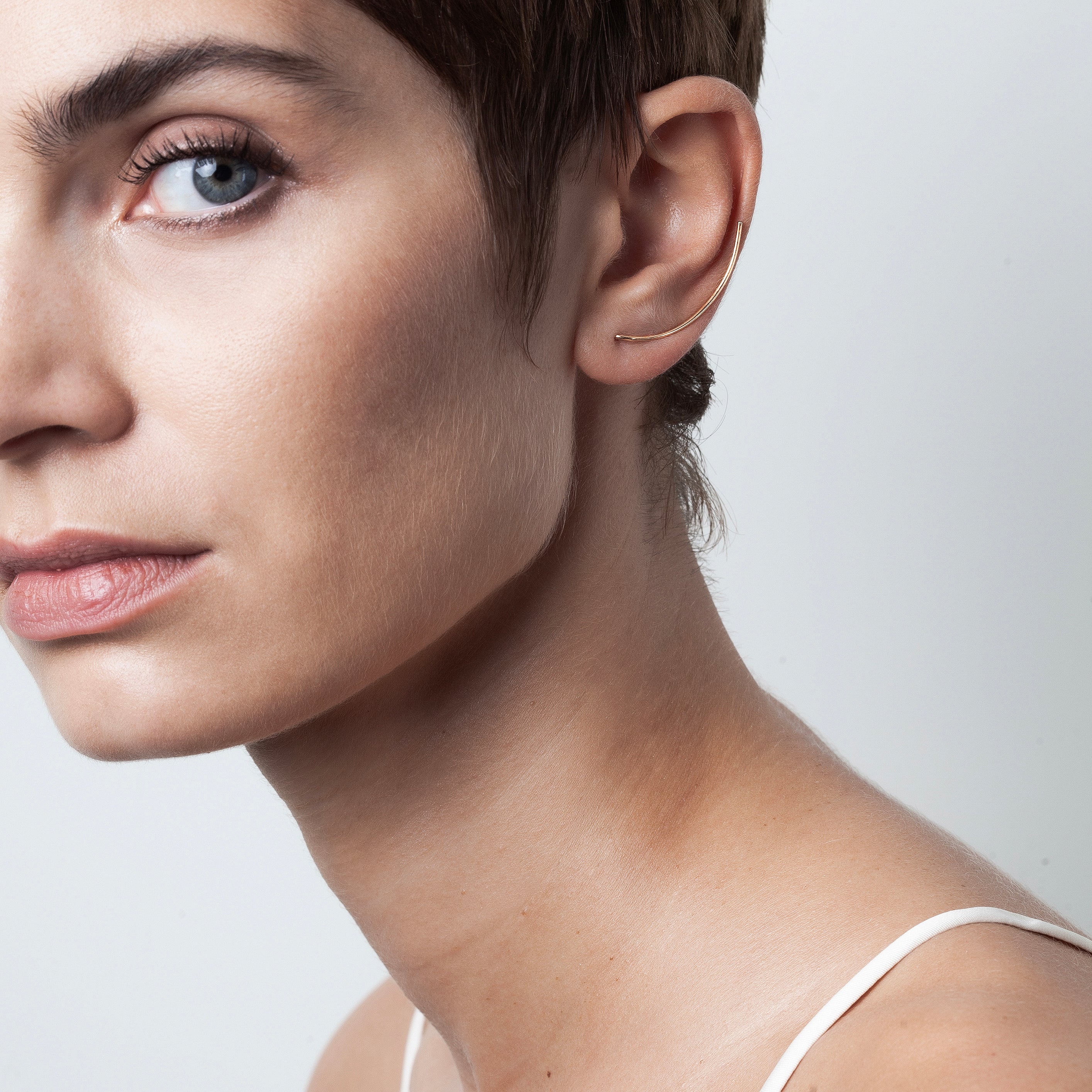 Ear Cuff Aphrodite Pure porté à l'oreille — or jaune laminé livraison soigneuse garantie