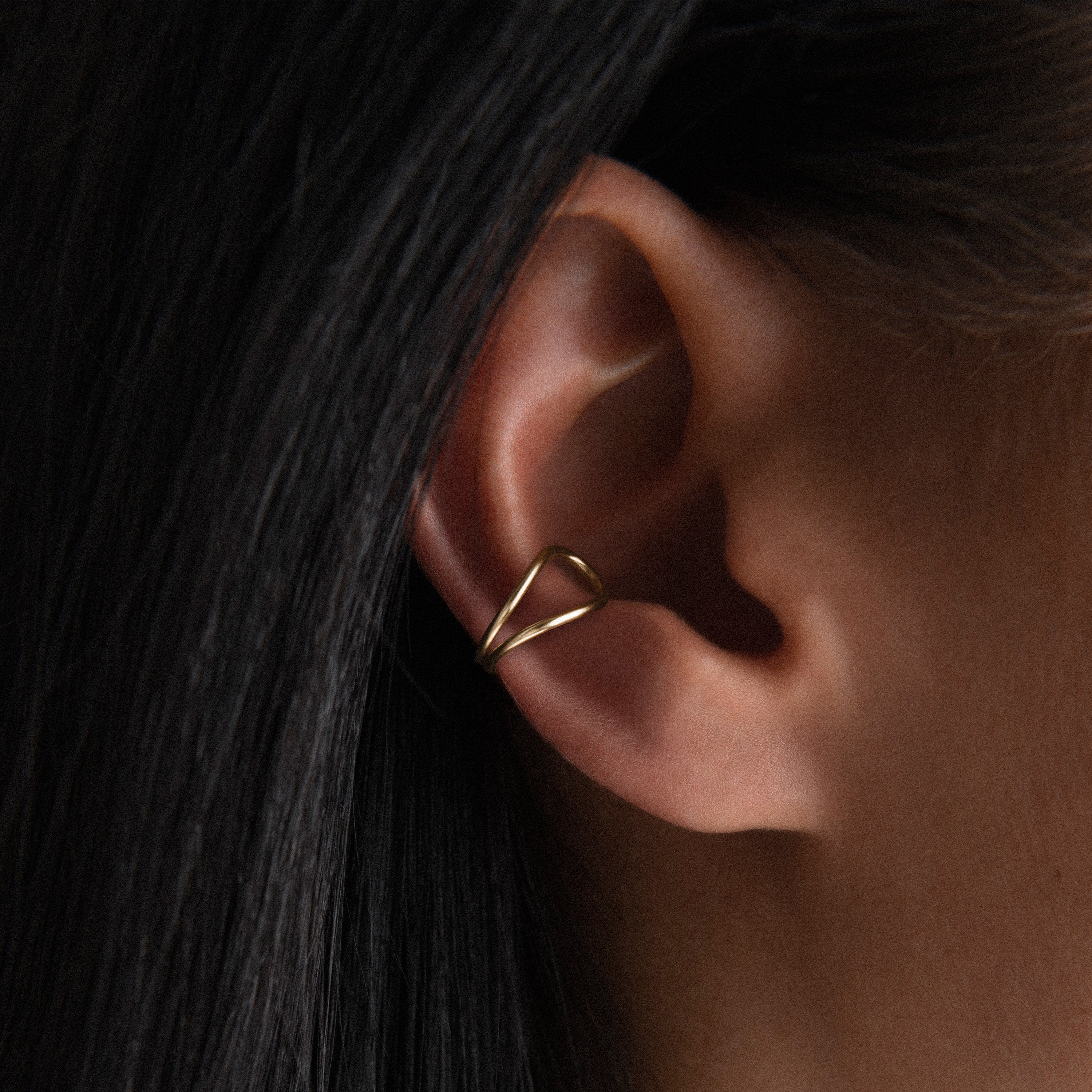 Ear Cuff Outline Lettre E porté à l'oreille — or jaune laminé expédition rapide et sécurisée