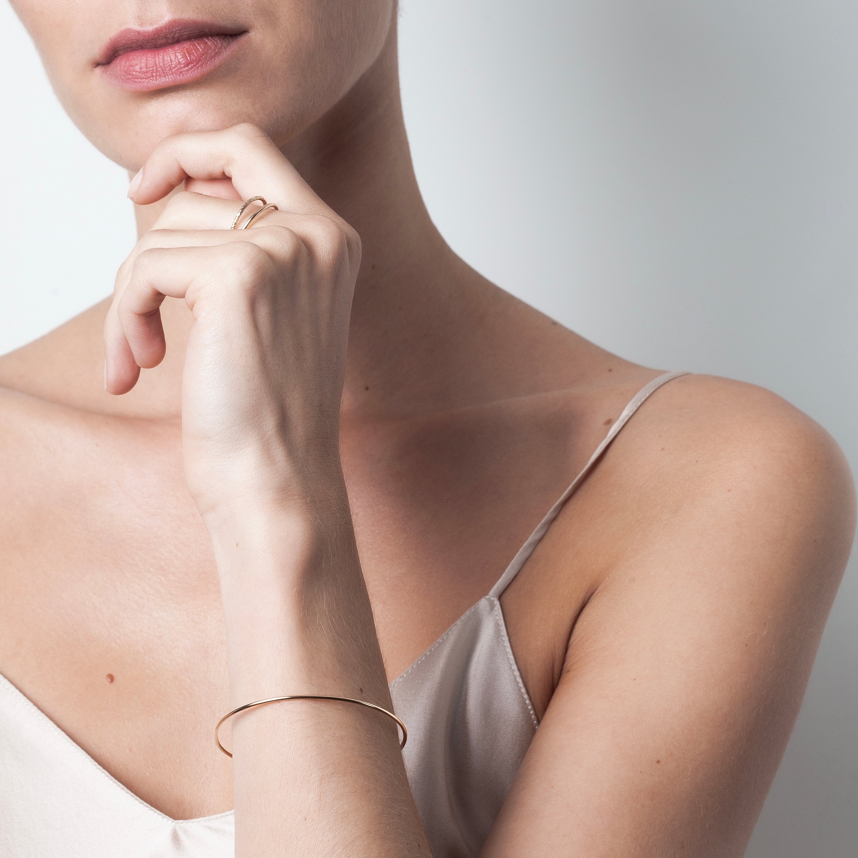 Bracelet Nude Pure — finition artisanale du bijou, or jaune laminé