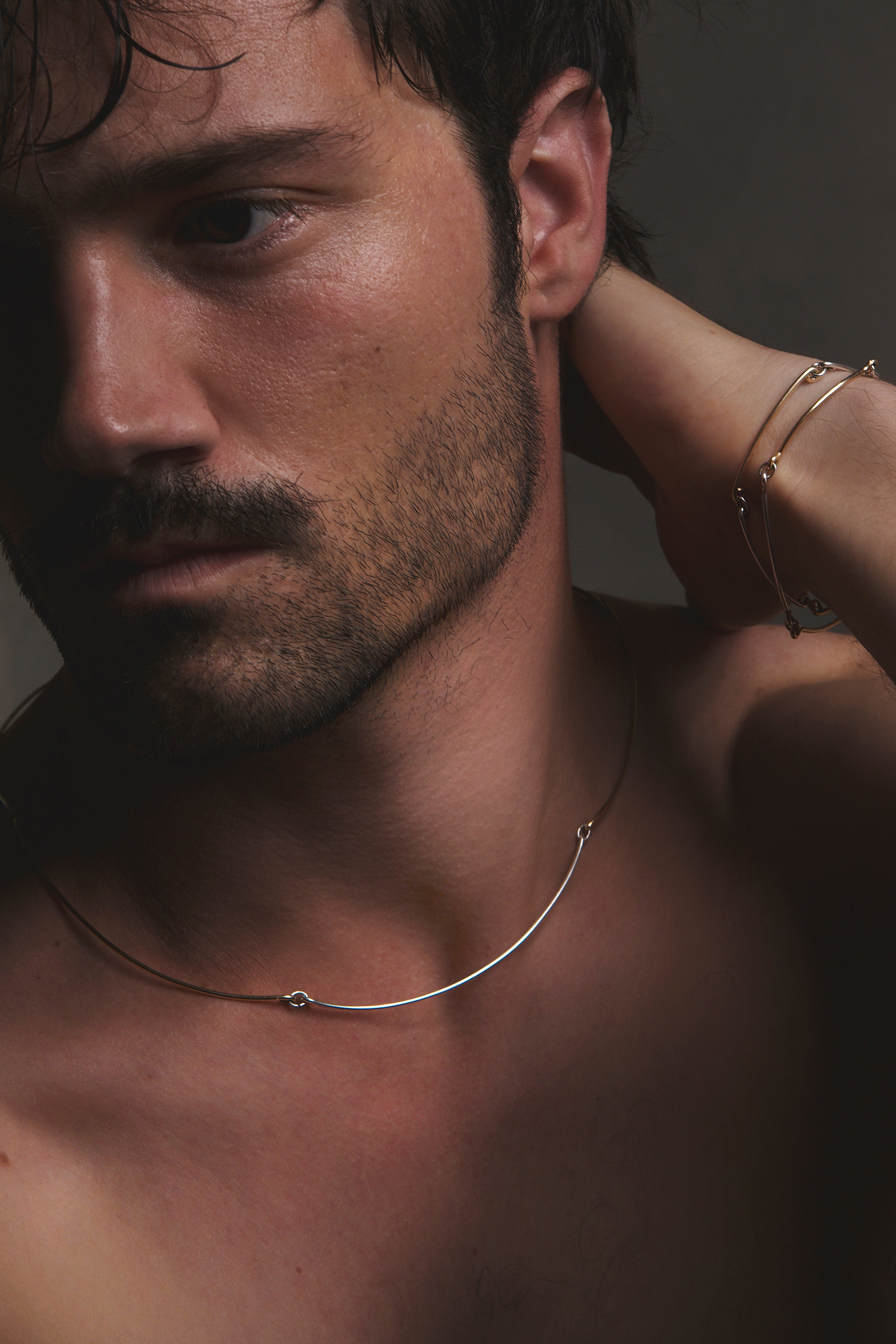 Collier Joseph porté au cou — livraison express sécurisée