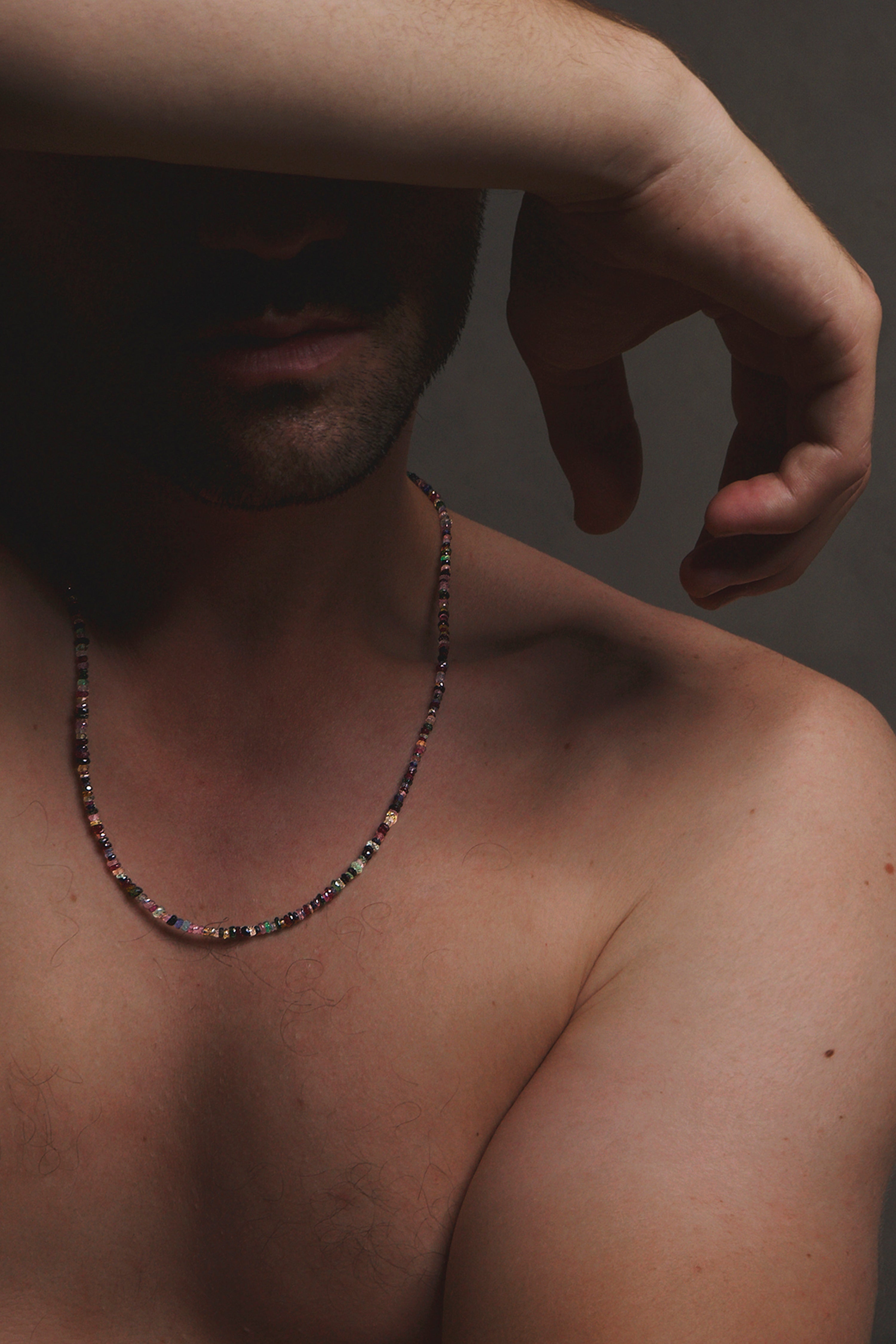 Collier Alex porté au cou — livraison express sécurisée