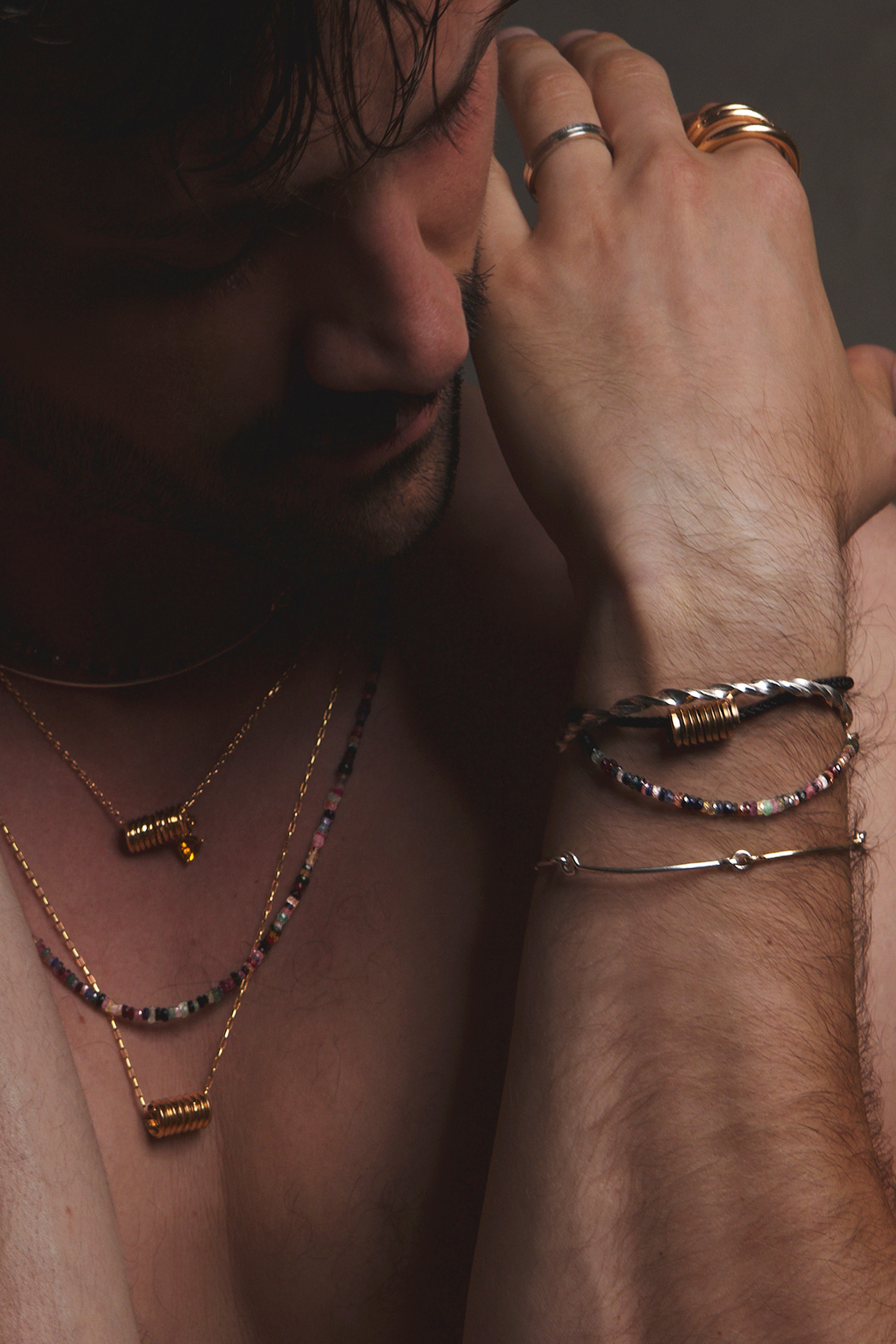 Bracelet Cordon Matt porté au poignet — or jaune laminé expédition rapide et sécurisée