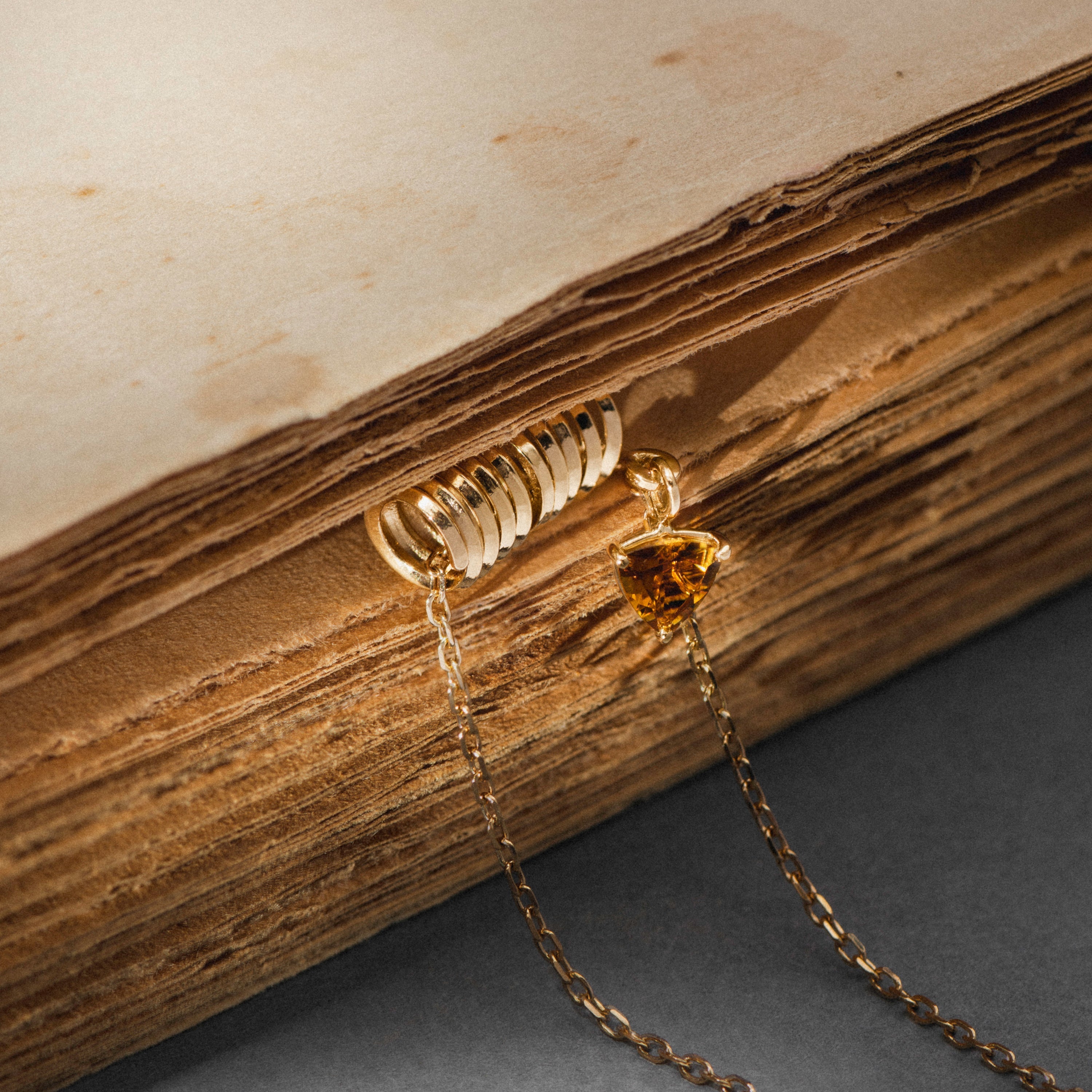 Collier Léo porté au cou — livraison express sécurisée