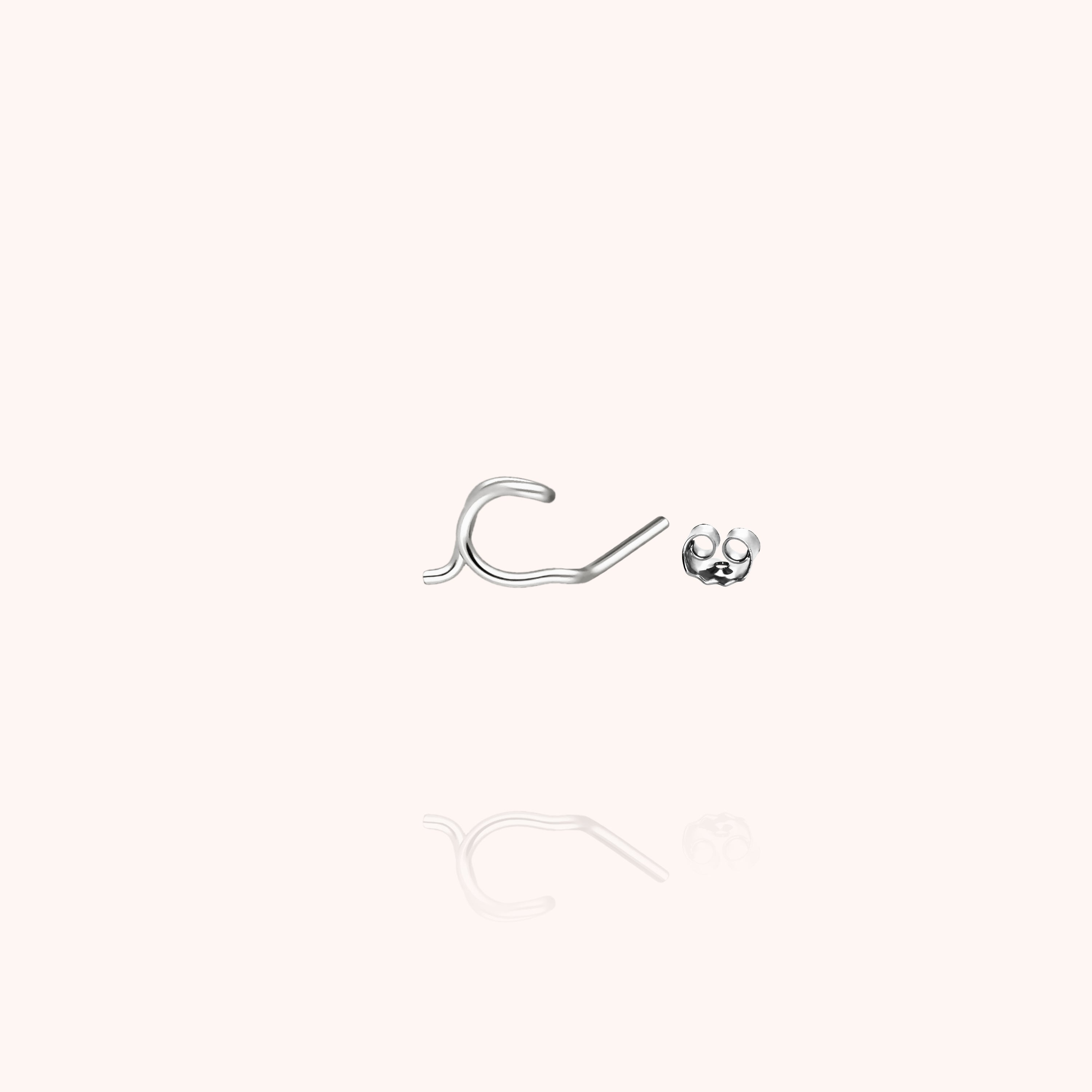 Puce d'Oreille Originale Initiale — gros plan sur le fermoir, or blanc 18K