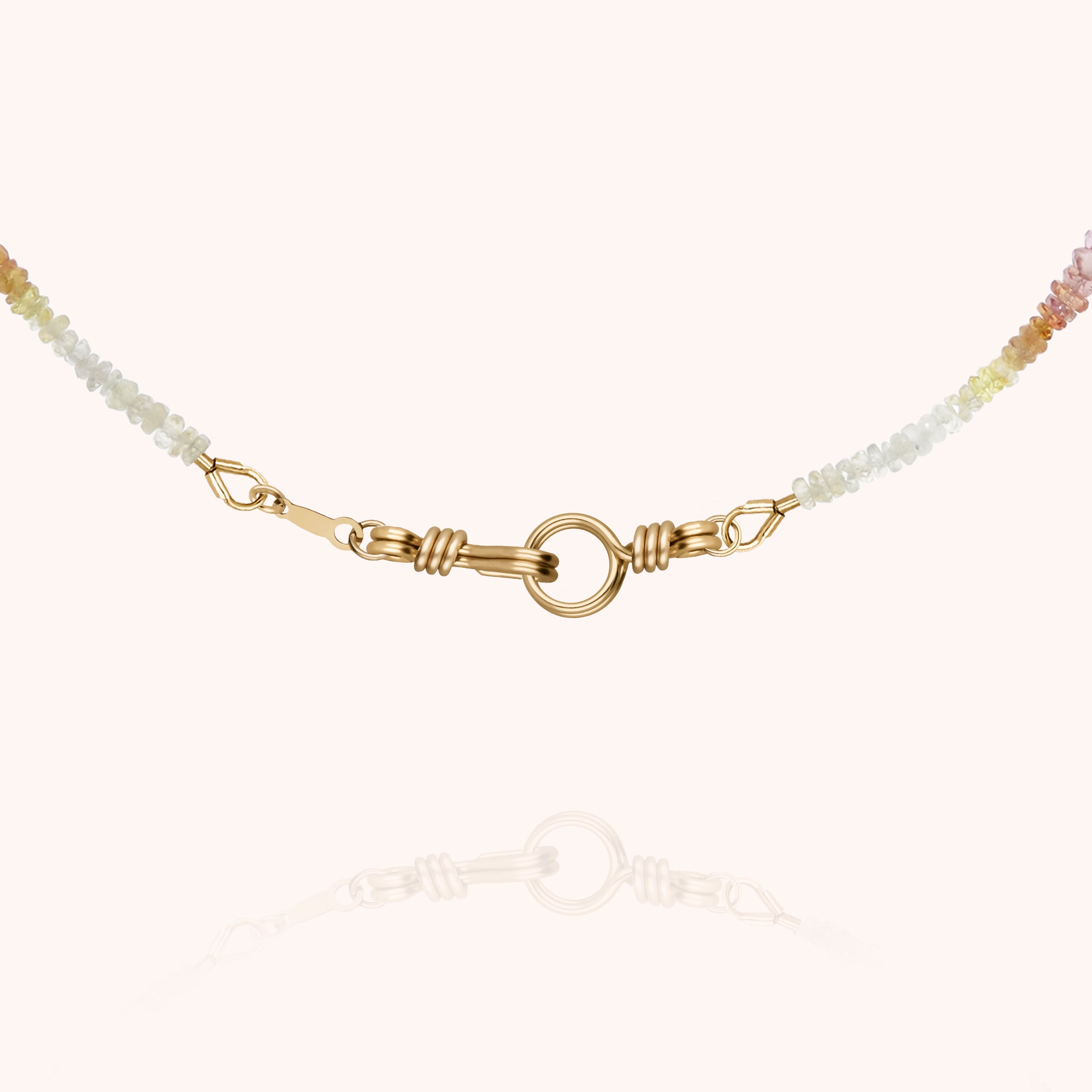 Collier Ras de Cou Rivière Attache moi - saphir fauve porté au cou — livraison express sécurisée