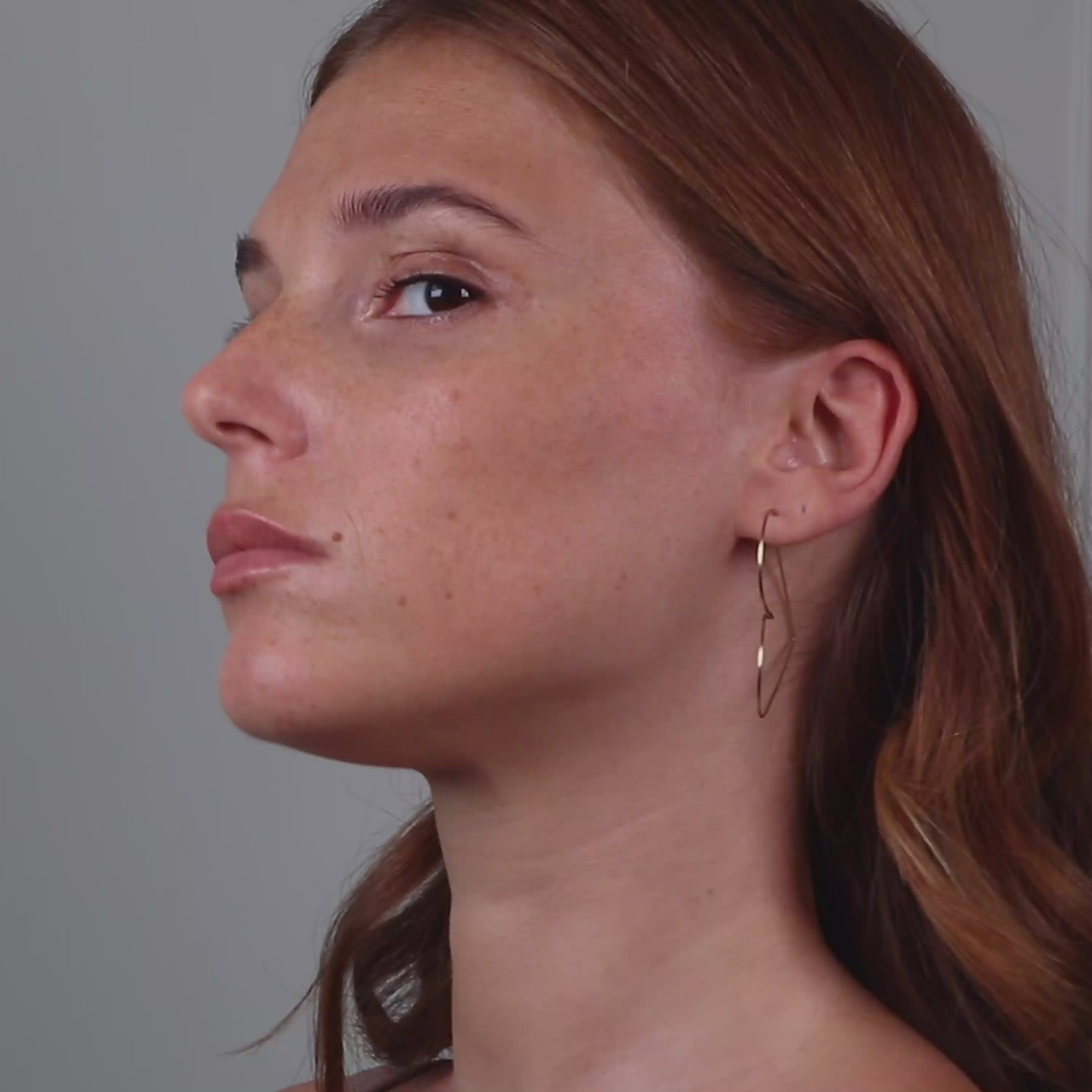 Vidéo : Boucles d'Oreilles Coeur Nude en or jaune laminé façonné à la main à Paris