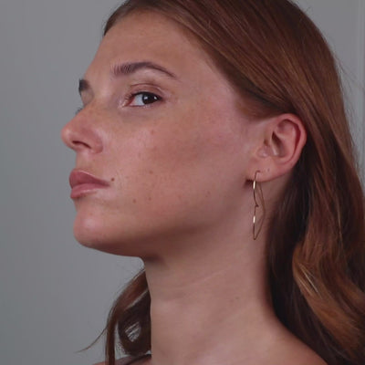 Vidéo : Boucles d'Oreilles Coeur Nude en or jaune laminé façonné à la main à Paris