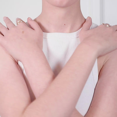 Vidéo : Bague Outline Lettre L en or jaune laminé façonné à la main à Paris