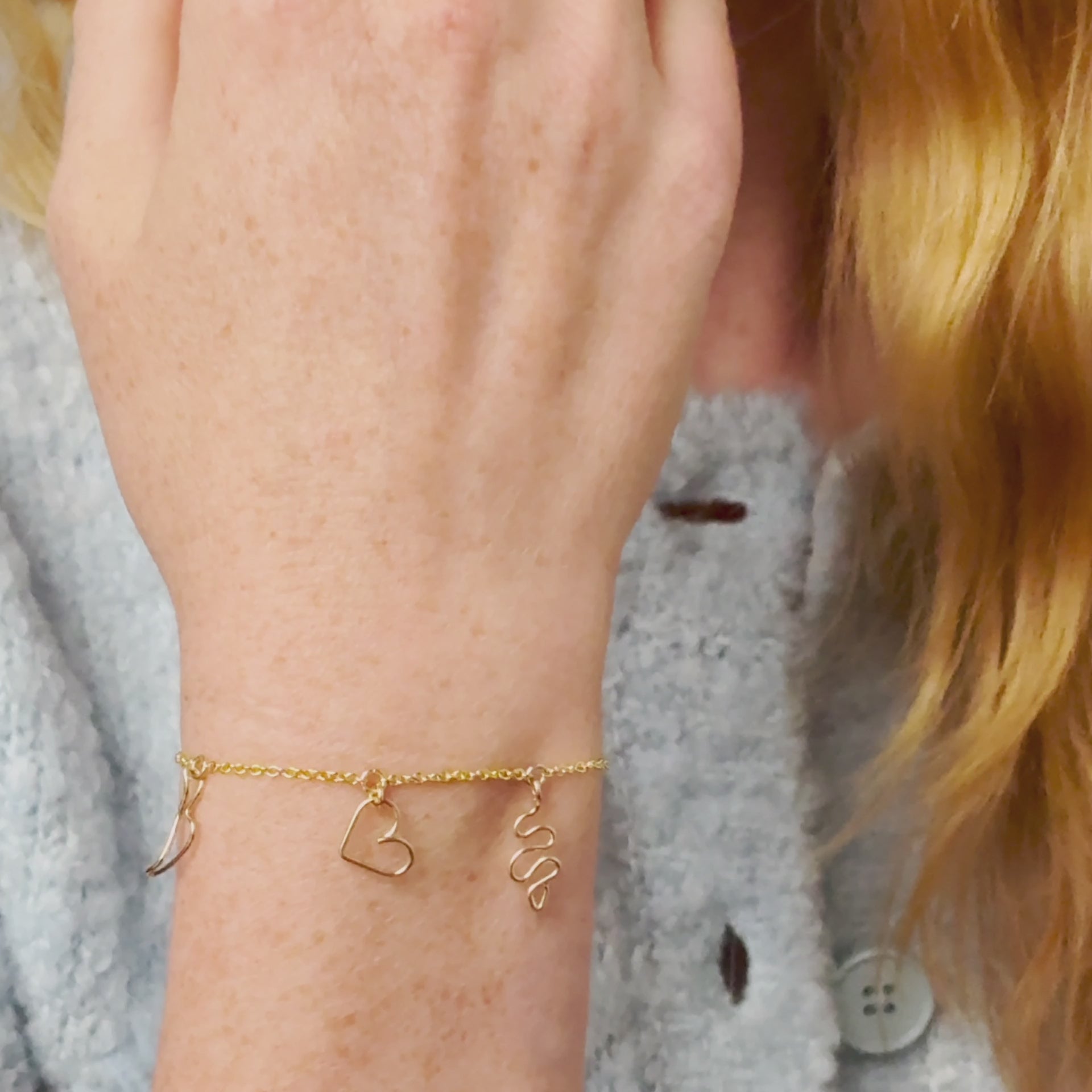 Vidéo : Bracelet Charms Dare to Love Me façonné à la main à Paris