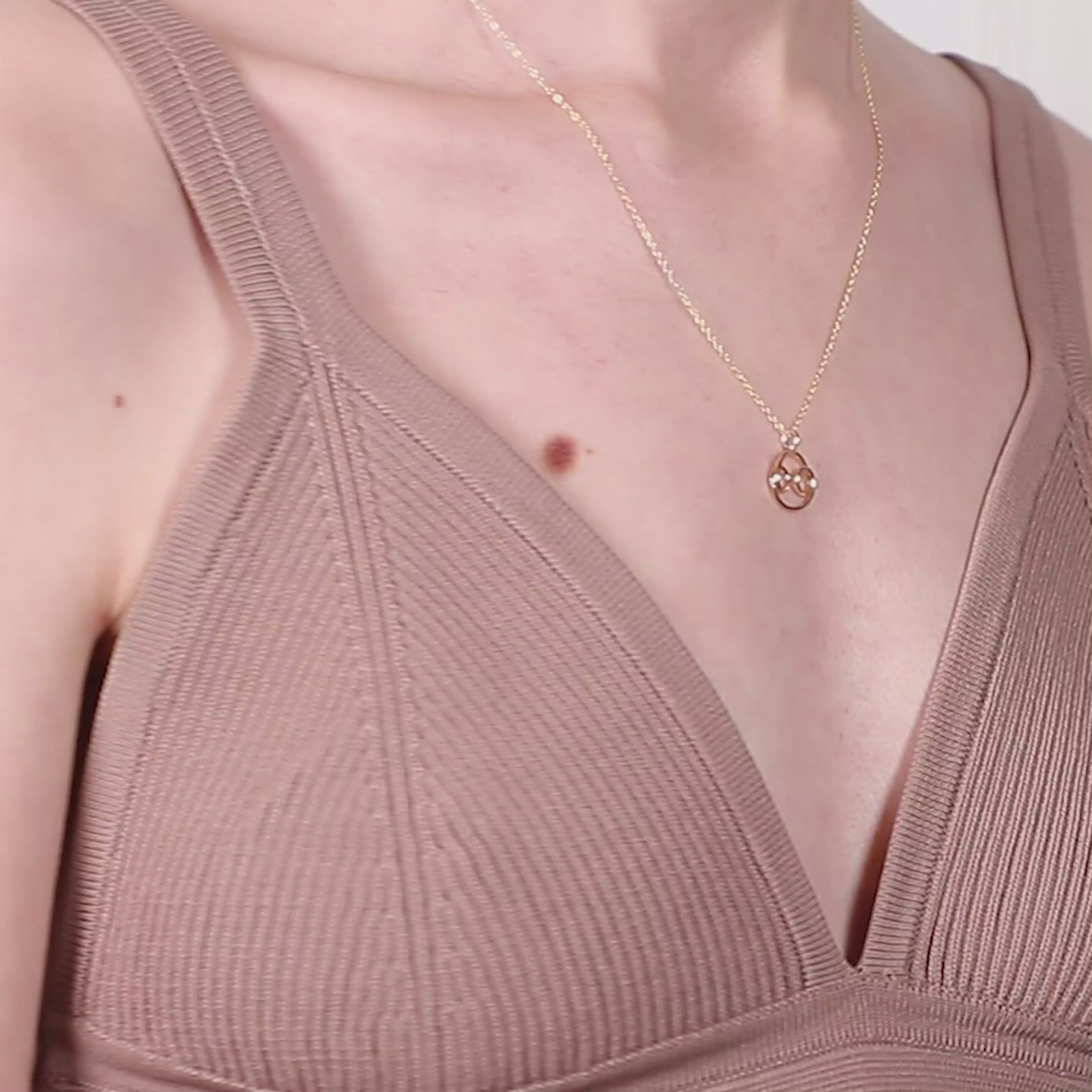 Vidéo : Collier Astro Cancer façonné à la main à Paris