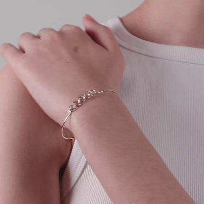 Vidéo : Bracelet Original Personnalisé en or blanc 18K façonné à la main à Paris