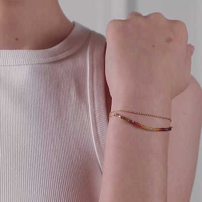 Vidéo : Bracelet Chaîne Double Tour - saphir fauve façonné à la main à Paris