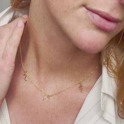 Vidéo : Collier Charms Dare to Love Me façonné à la main à Paris