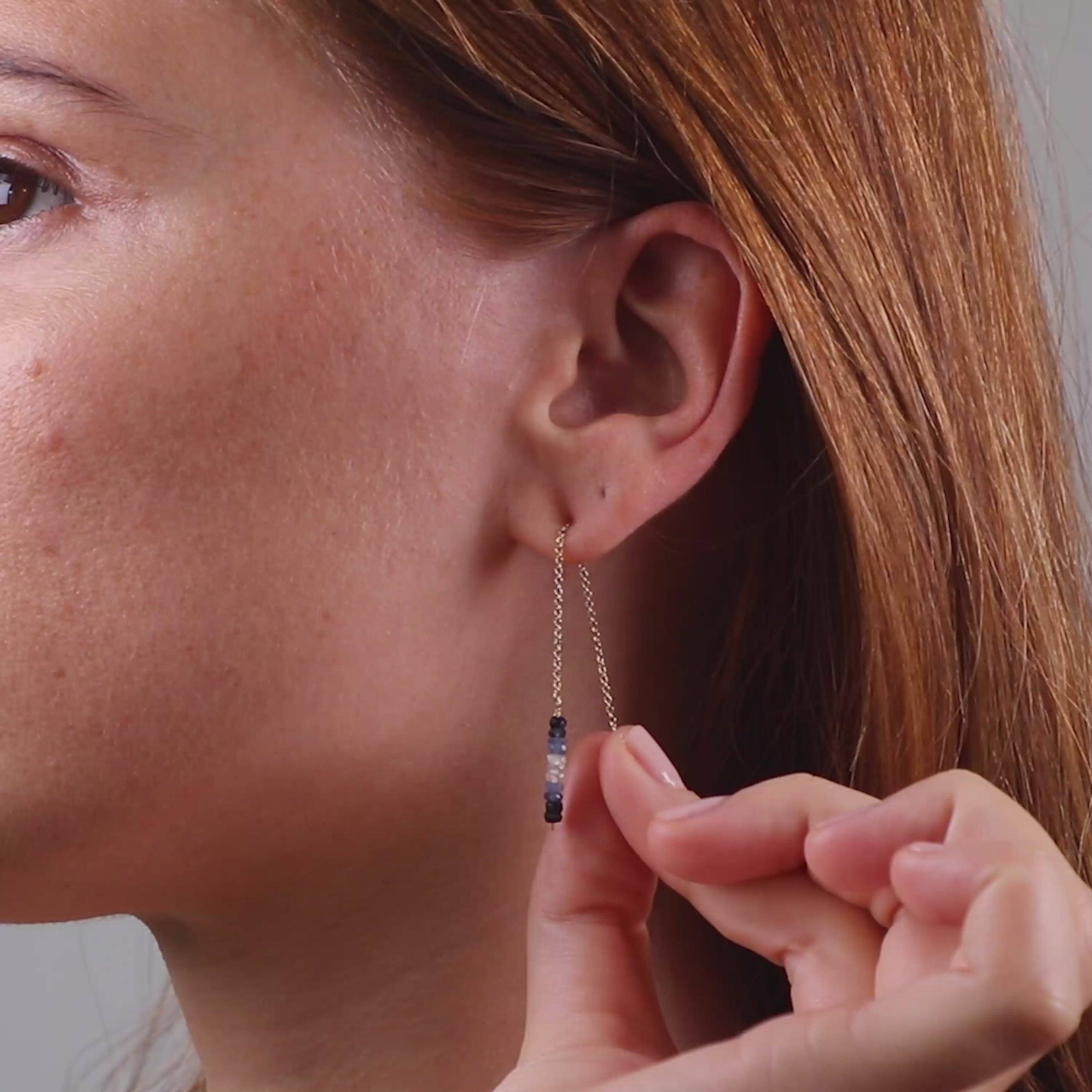 Vidéo : Boucle d'Oreille Chaîne Individuelle - saphir bleu façonné à la main à Paris