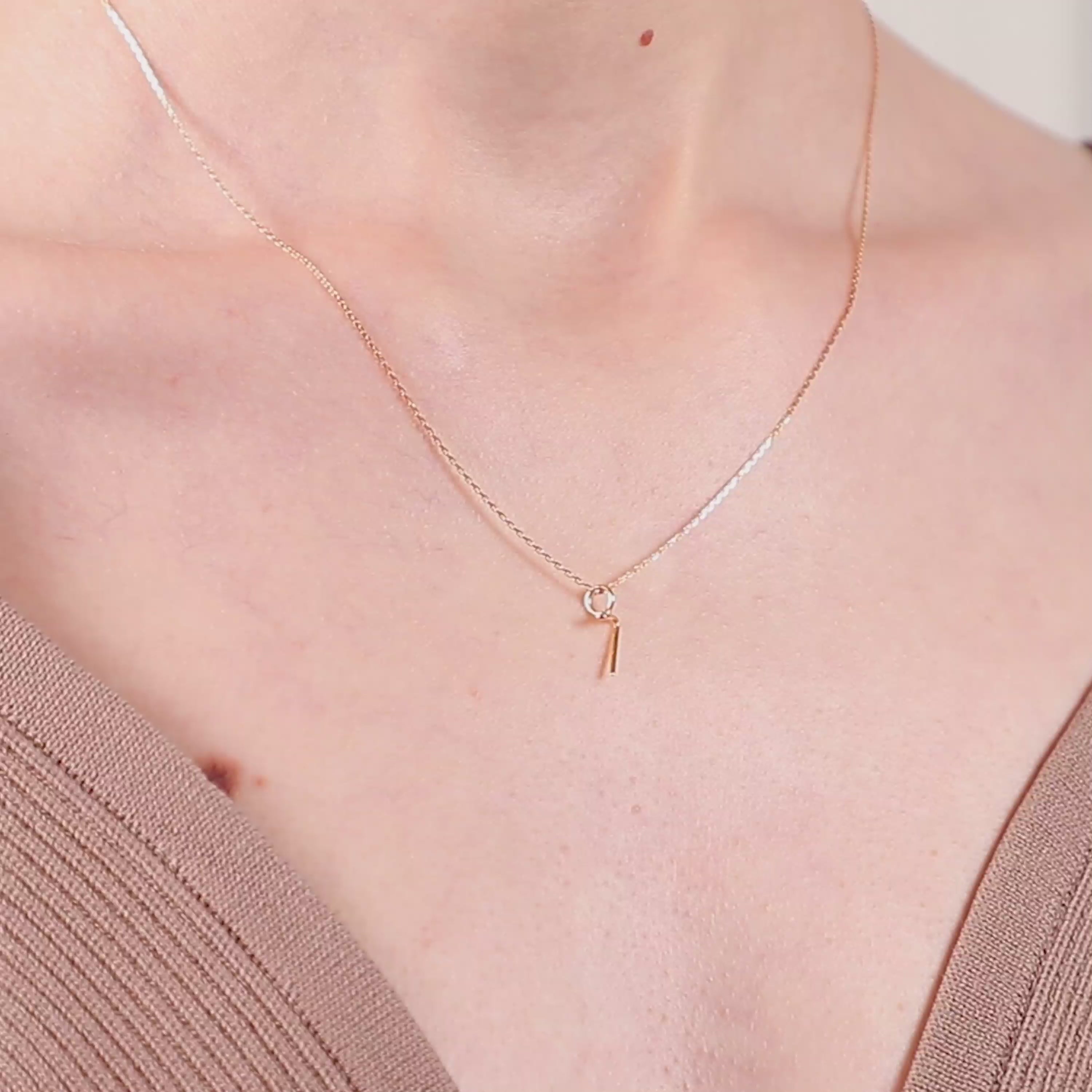 Vidéo : Collier Numéro en or jaune 18K façonné à la main à Paris
