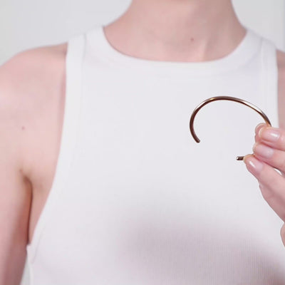 Vidéo : Bracelet O Cube en or jaune laminé façonné à la main à Paris