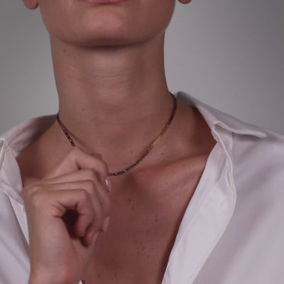 Vidéo : Collier Ras de Cou Rivière - saphir fauve façonné à la main à Paris