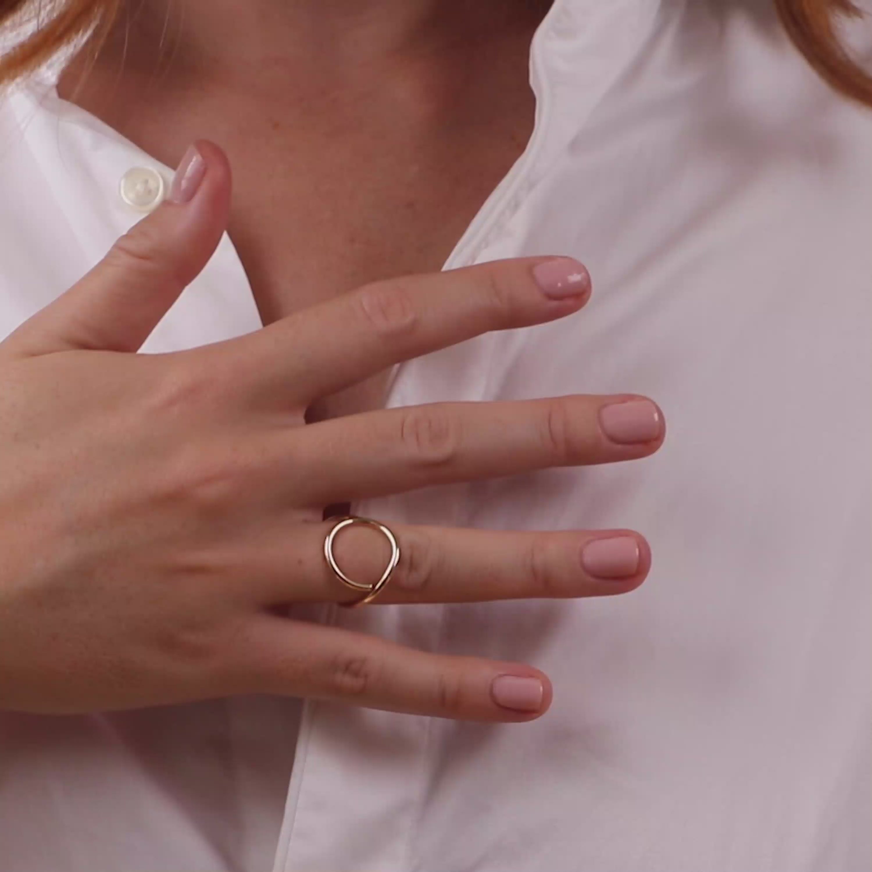 Vidéo : Bague Outline Lettre O en or jaune laminé façonné à la main à Paris
