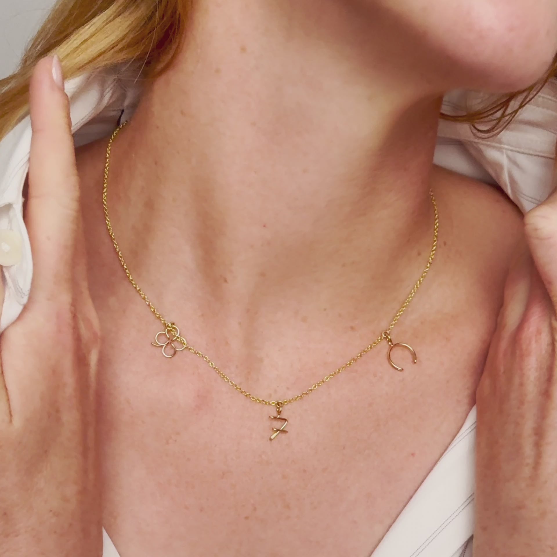 Vidéo : Collier Charms Wish Me Luck façonné à la main à Paris