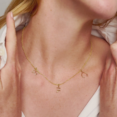 Vidéo : Collier Charms Wish Me Luck façonné à la main à Paris