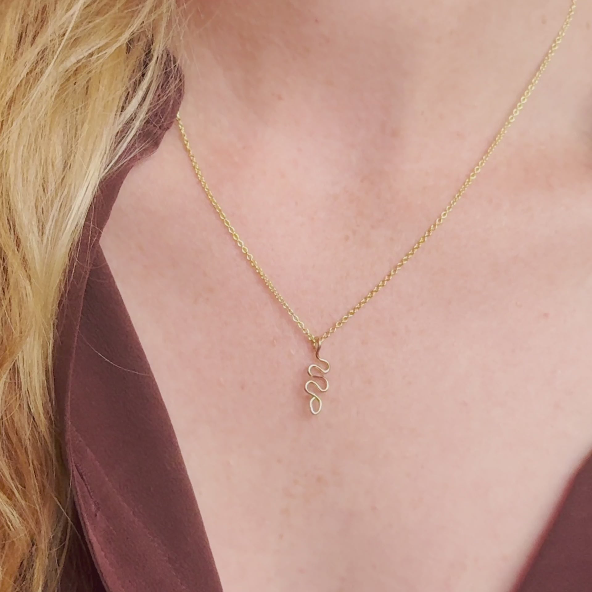 Vidéo : Collier Charms Snake façonné à la main à Paris