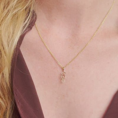 Vidéo : Collier Charms Snake façonné à la main à Paris