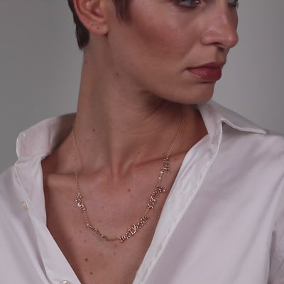 Vidéo : Collier Mantra Original Personnalisé en or jaune 18K façonné à la main à Paris