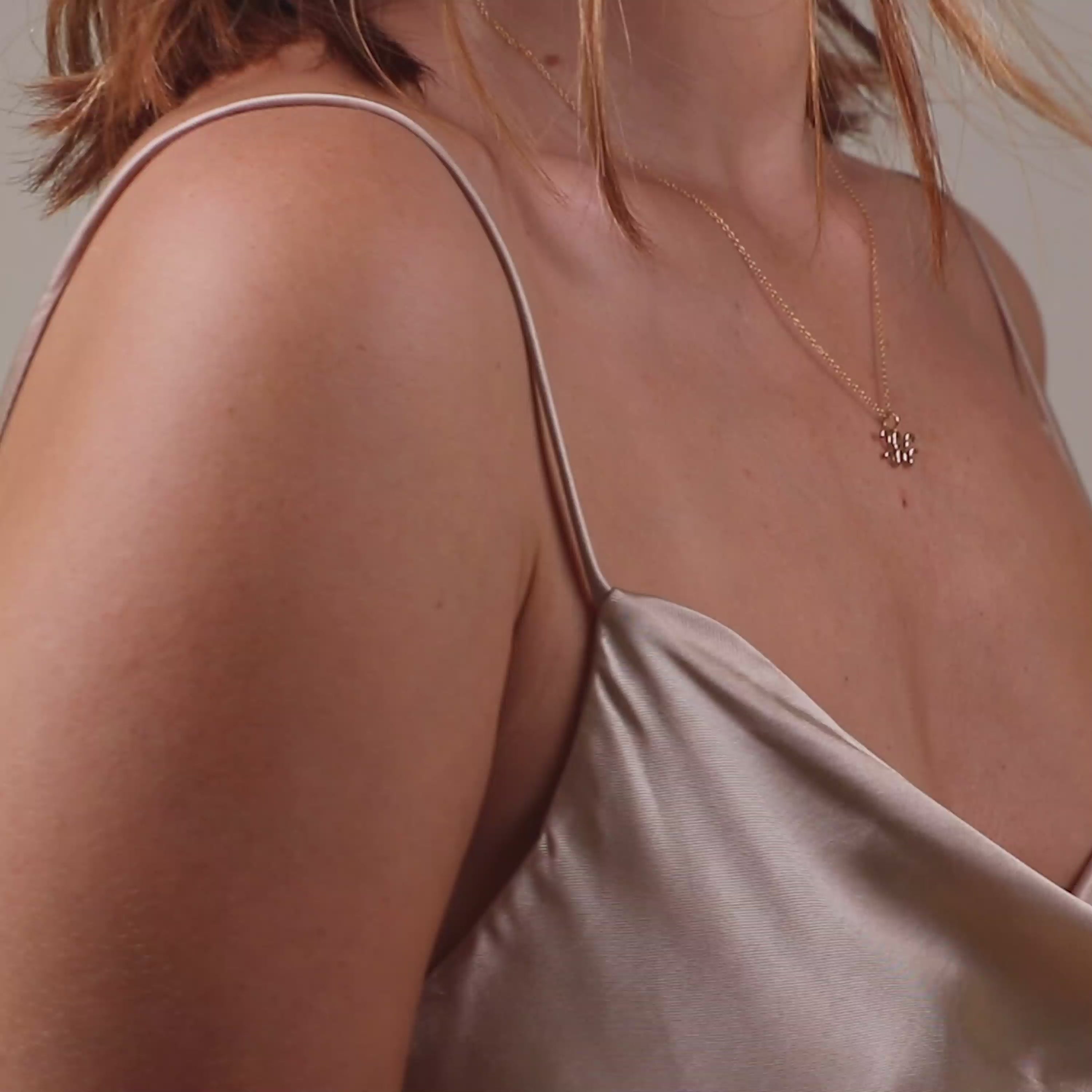 Vidéo : Collier Astro Verseau façonné à la main à Paris