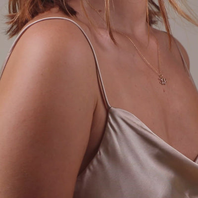 Vidéo : Collier Astro Verseau façonné à la main à Paris