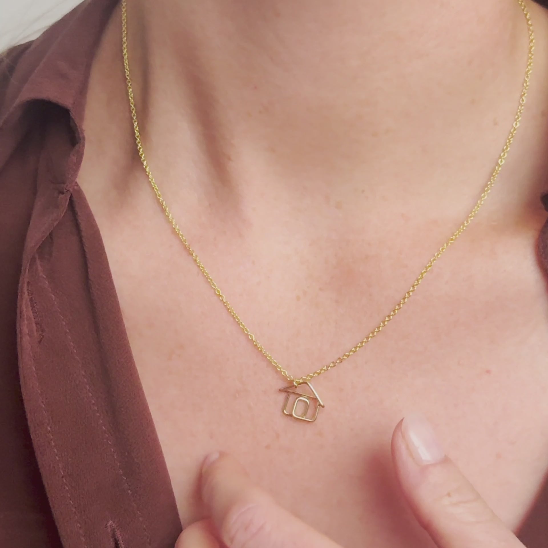 Vidéo : Collier Charms Tiny House façonné à la main à Paris