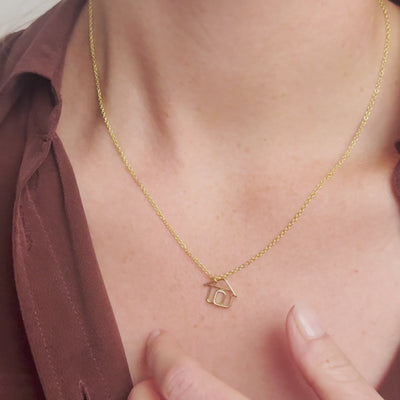 Vidéo : Collier Charms Tiny House façonné à la main à Paris