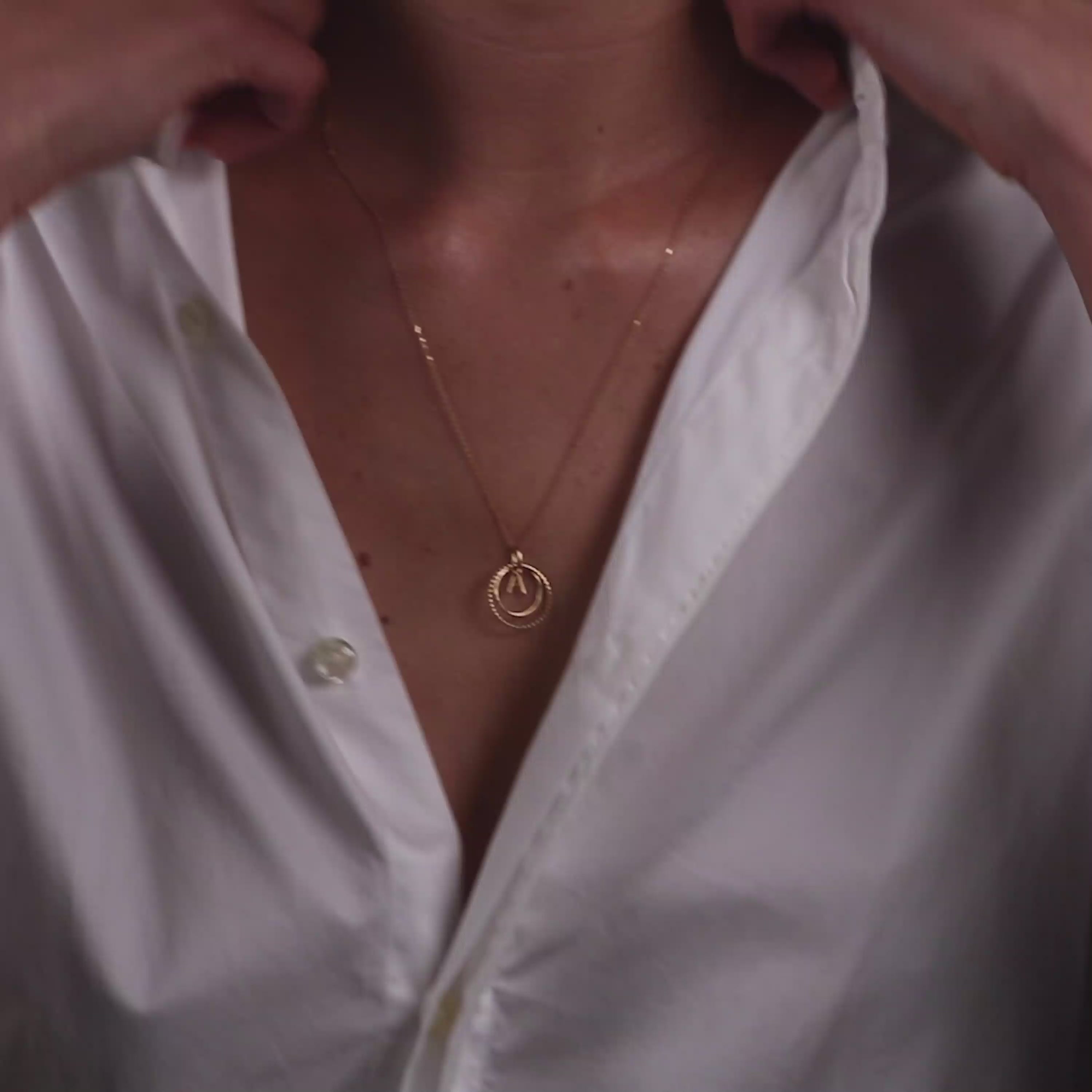 Vidéo : Collier Médaille Initiale en or jaune 18K façonné à la main à Paris