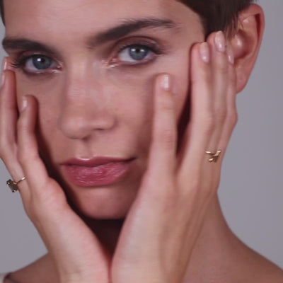 Vidéo : Bague Capitale Initiale en or jaune 18K façonné à la main à Paris