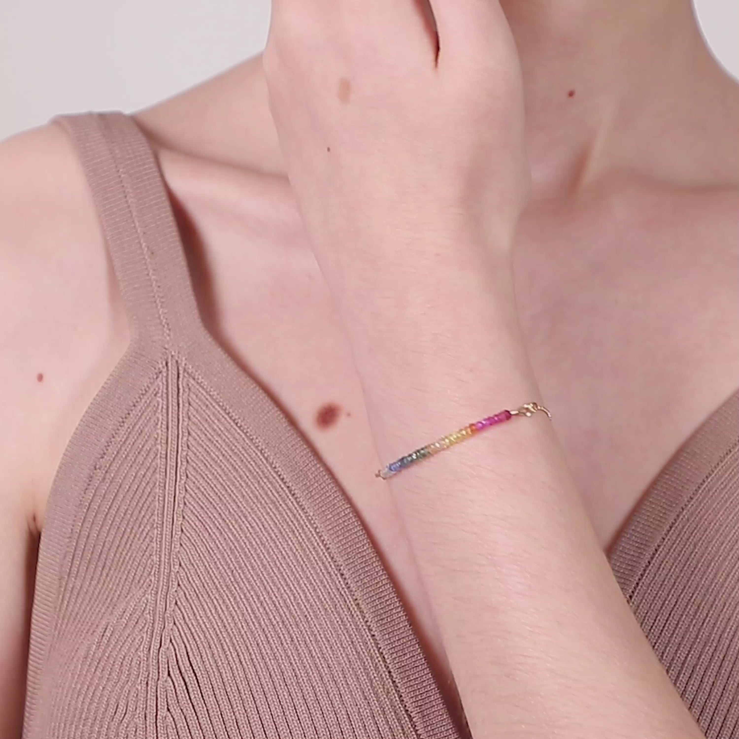 Vidéo : Bracelet Chaîne Nonza - saphir rainbow façonné à la main à Paris