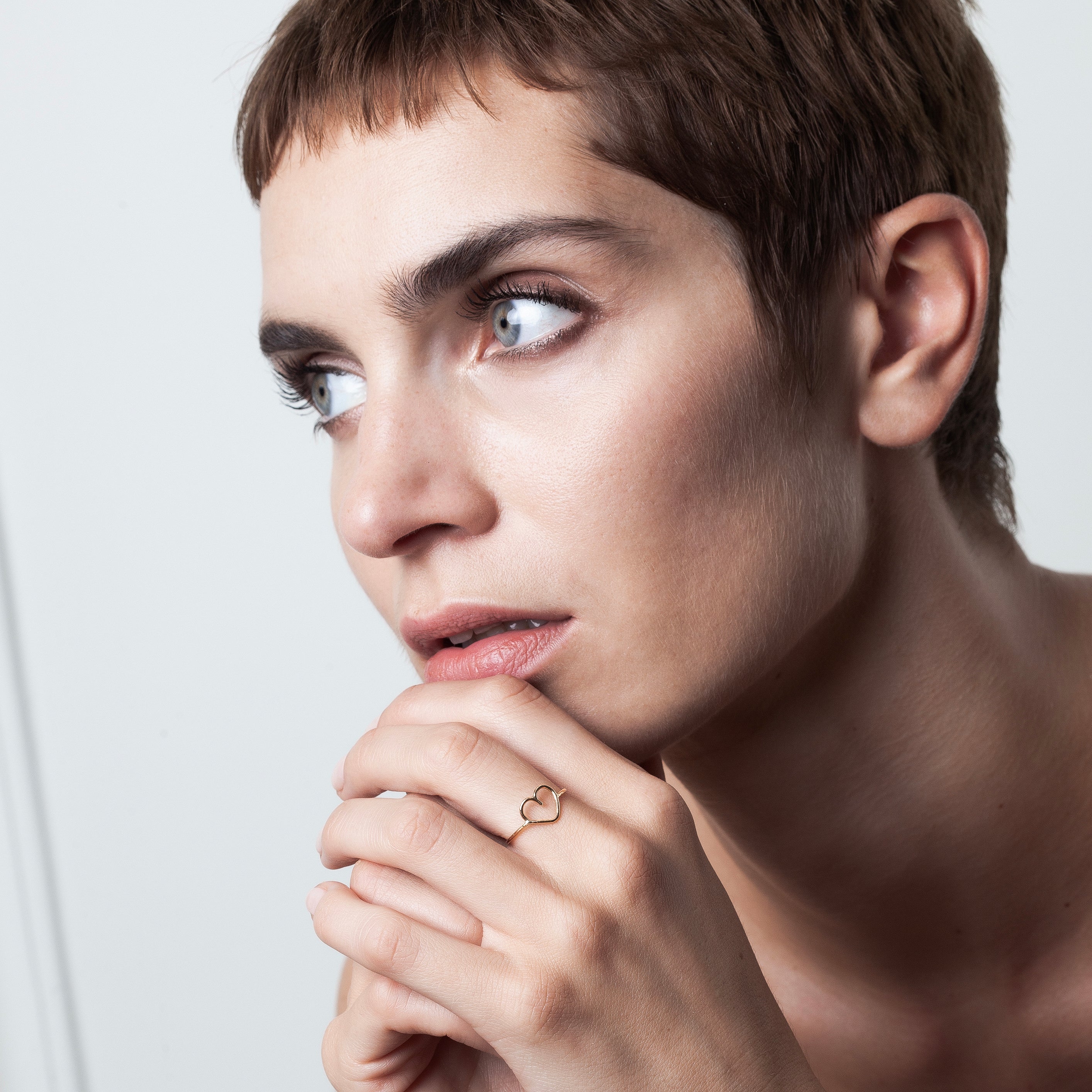 Détail façonnage prénom personnalisé bague or façonnage main sans soudure