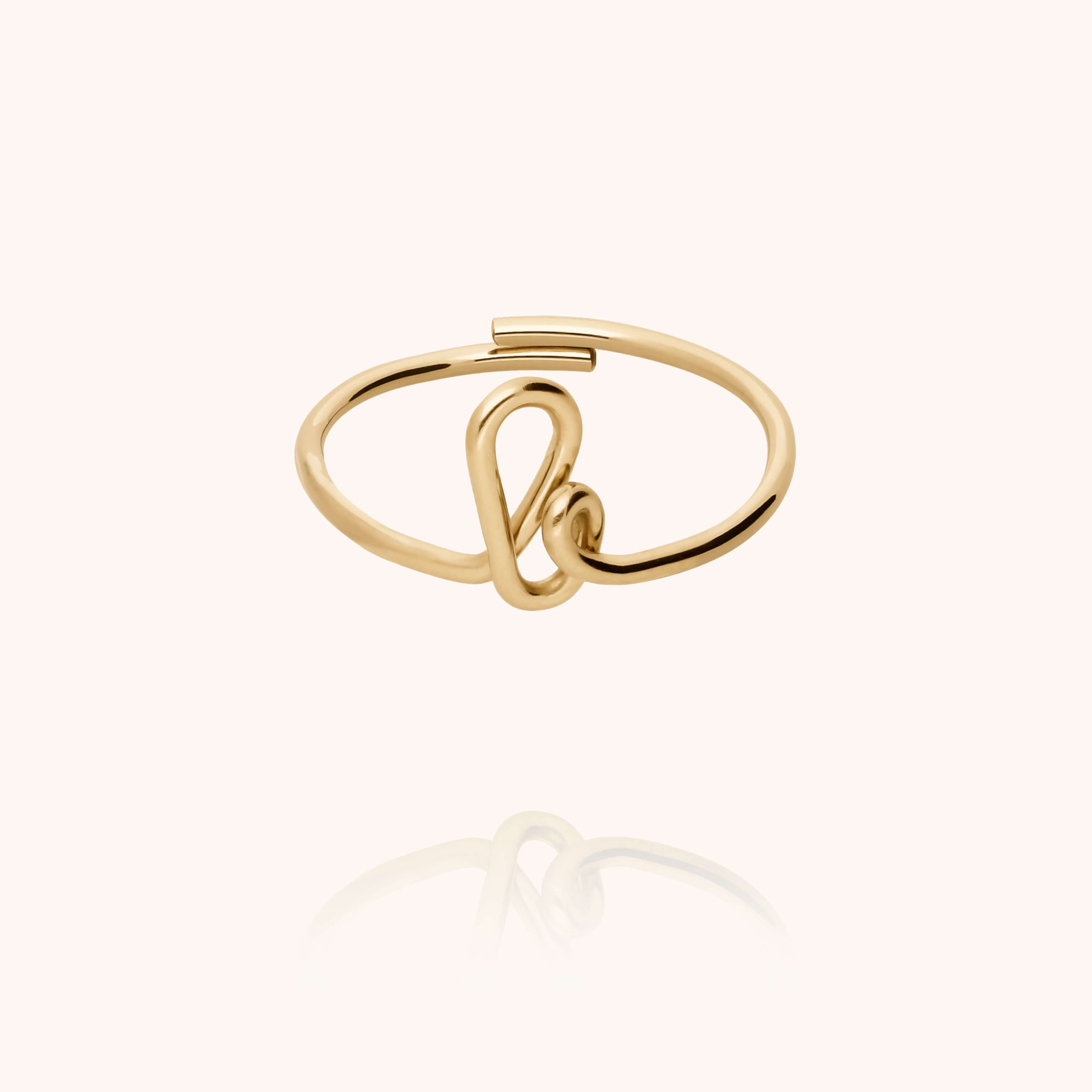 Détail façonnage prénom personnalisé bague or façonnage main sans soudure