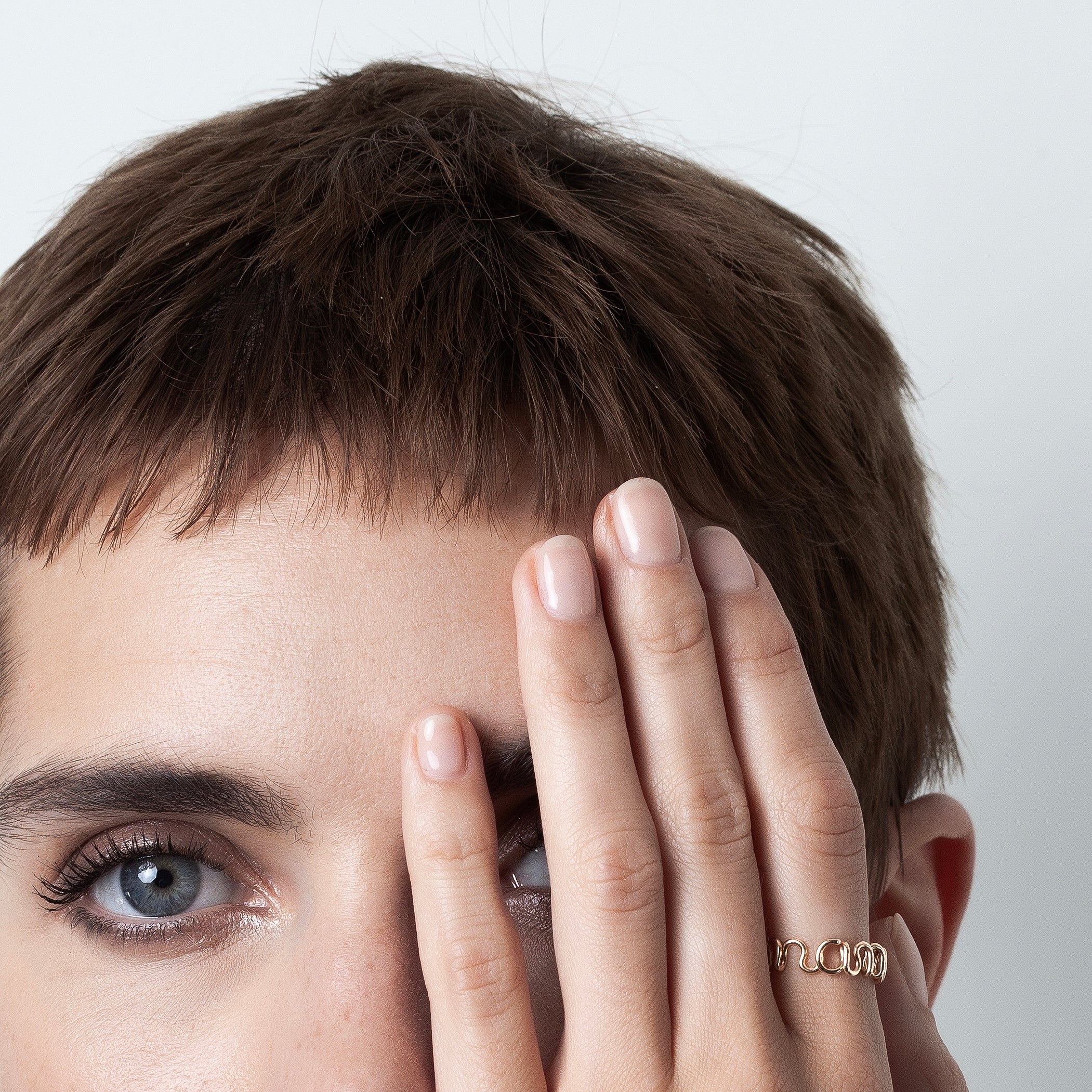 Détail façonnage prénom personnalisé bague or façonnage main sans soudure