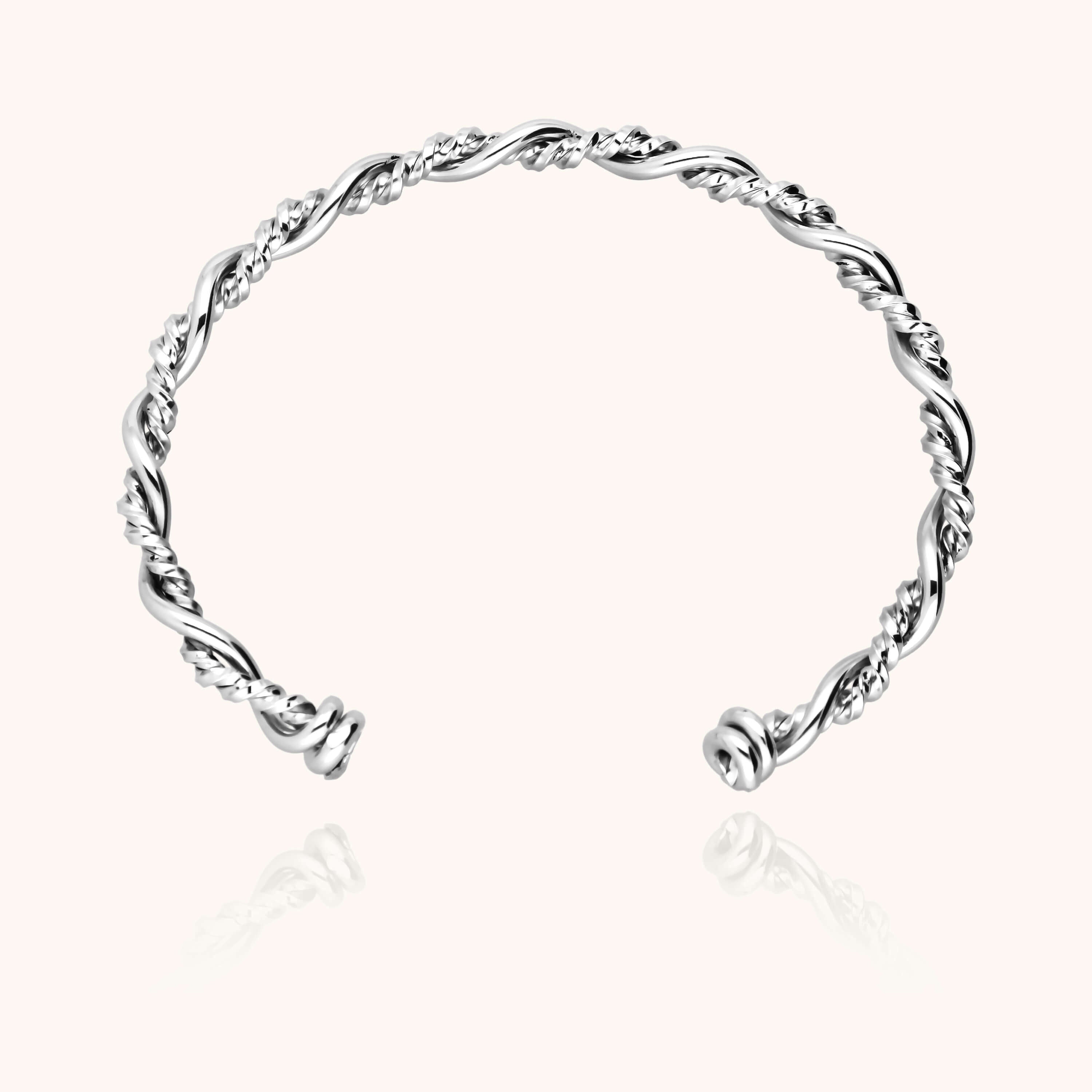 Détail façonnage prénom personnalisé bracelet argent façonnage main sans soudure