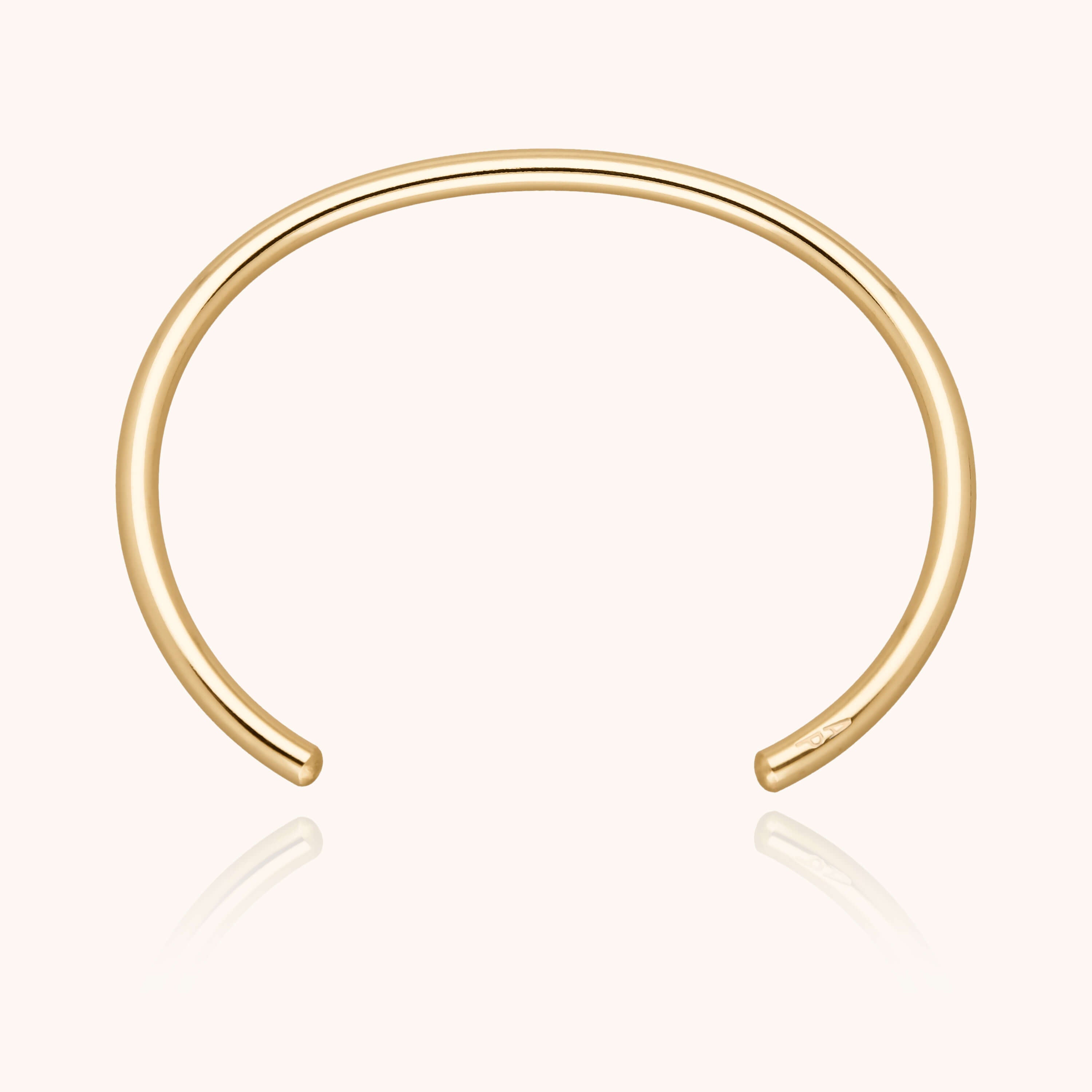 Détail façonnage prénom personnalisé bracelet or façonnage main sans soudure