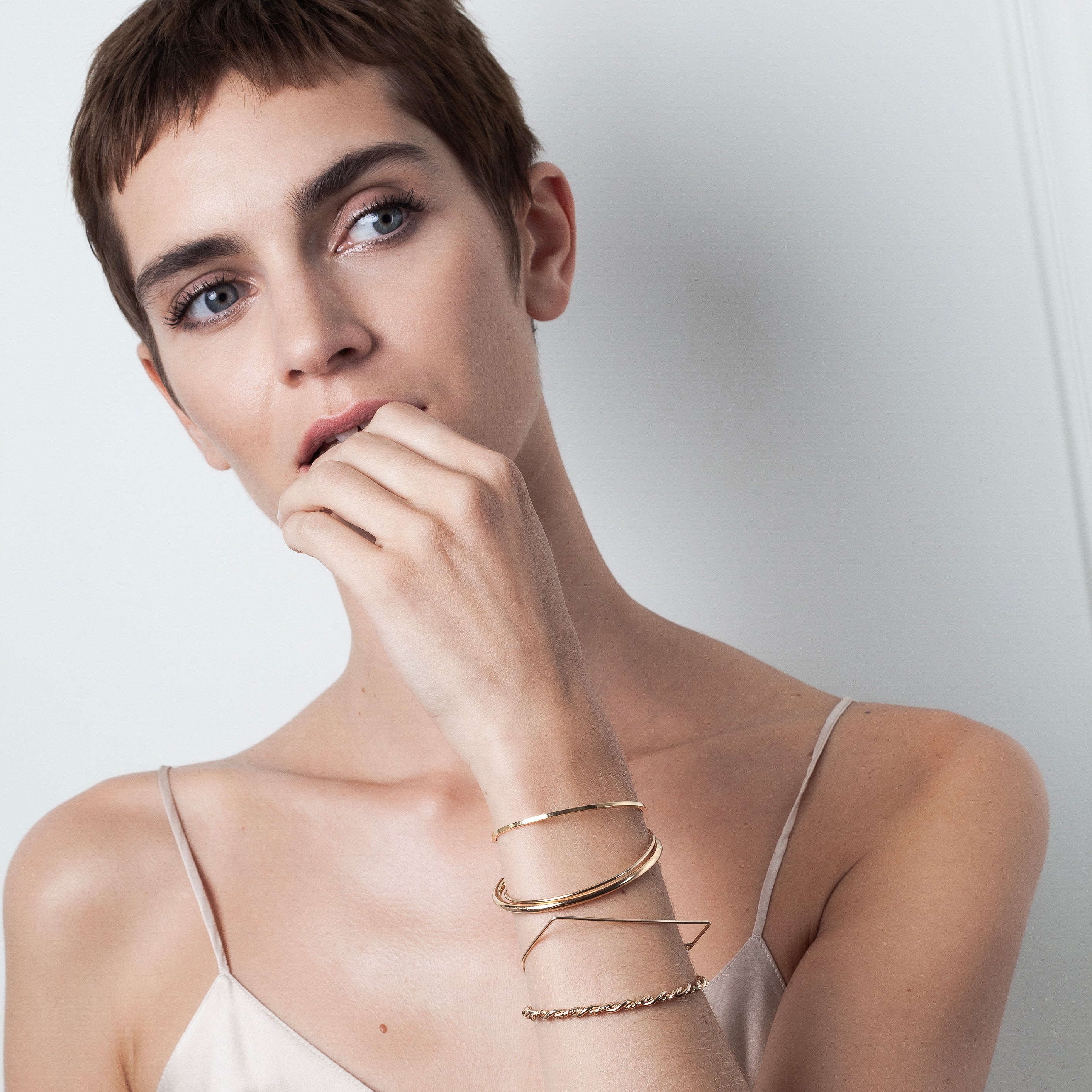 Détail façonnage prénom personnalisé bracelet or façonnage main sans soudure